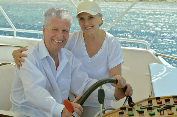 Sonriente Pareja Ancianos Descansando Yate Mar — Foto de Stock