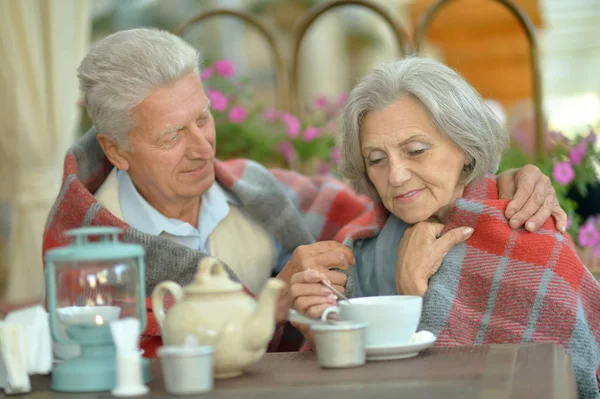 Casal Sênior Bebendo Chá Fora Café — Fotografia de Stock