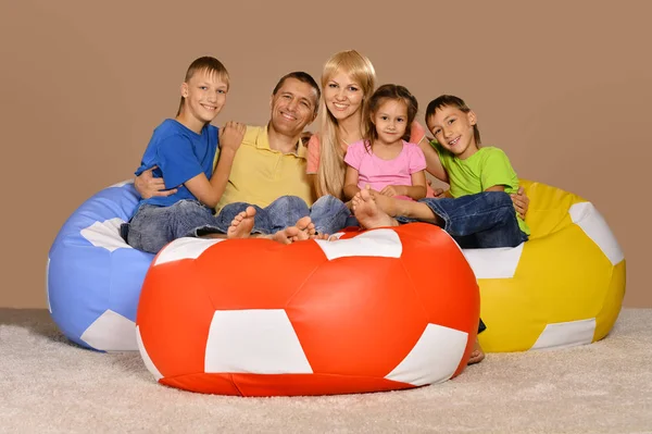 Família brincando em casa — Fotografia de Stock