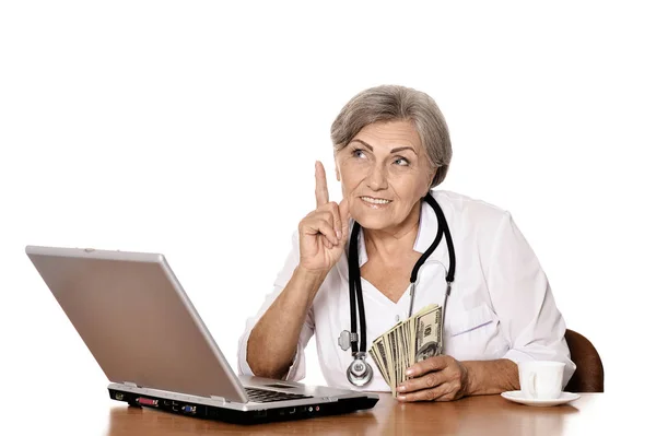 Mujer médico sentado con portátil —  Fotos de Stock