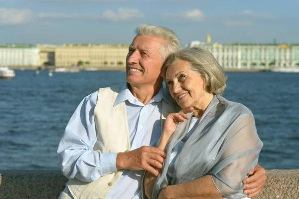 Heureux Couple Aîné Dans Rue Ville — Photo