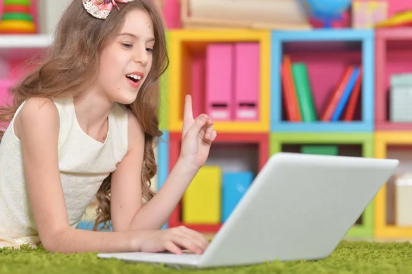 Menina Bonito Com Laptop Moderno — Fotografia de Stock