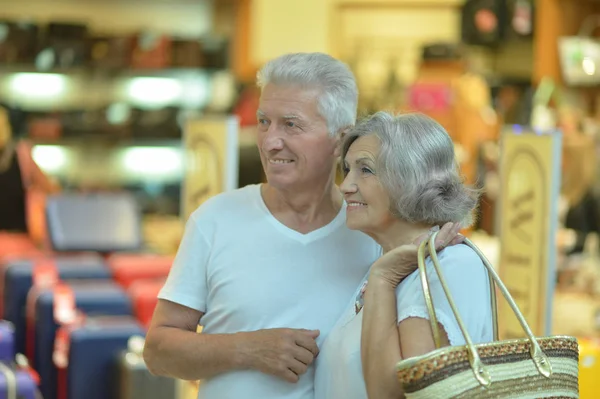 Lyckliga Senior Paret Gata — Stockfoto