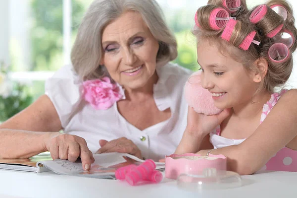 Petite fille avec mamie avec magazine et vernis à ongles — Photo