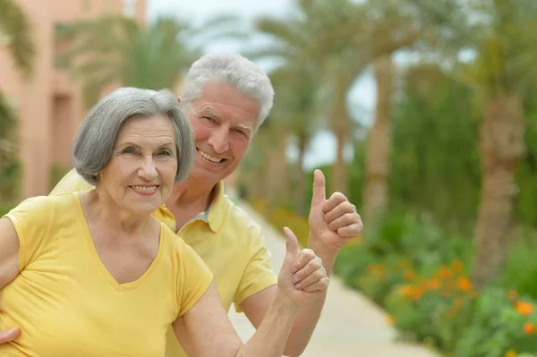 Divertida Sonriente Pareja Ancianos Con Los Pulgares Arriba Vacaciones —  Fotos de Stock