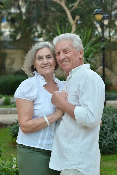 Gelukkige Senior Paar Bij Hotel Resort Knuffelen — Stockfoto