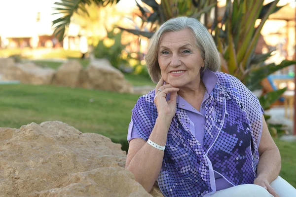 Hermosa mujer mayor al aire libre — Foto de Stock