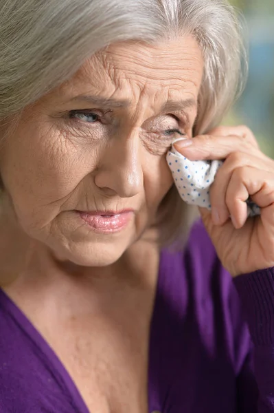 紫のブラウス泣いて家に年配の女性の肖像画 — ストック写真