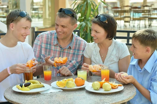 Familjen äter frukost tillsammans — Stockfoto