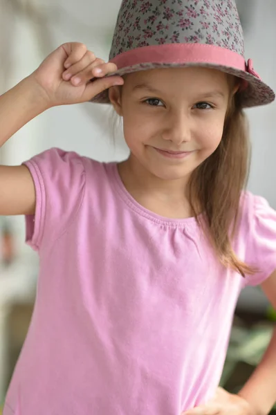 Şapka poz içinde küçük kız — Stok fotoğraf