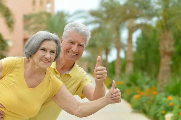 Divertido Sorrindo Casal Sênior Com Polegares Para Cima Férias — Fotografia de Stock