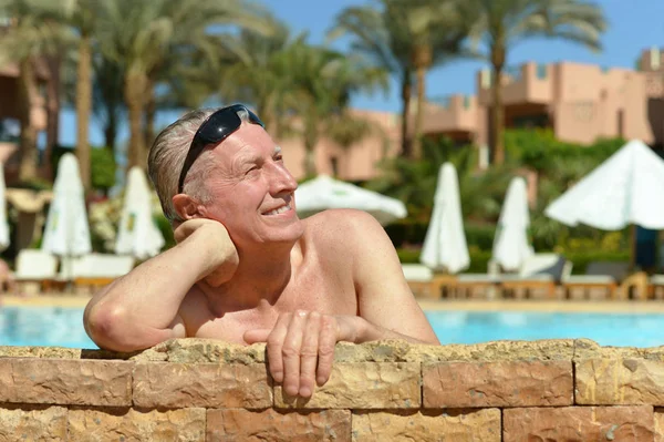 Homem Sênior Feliz Piscina — Fotografia de Stock