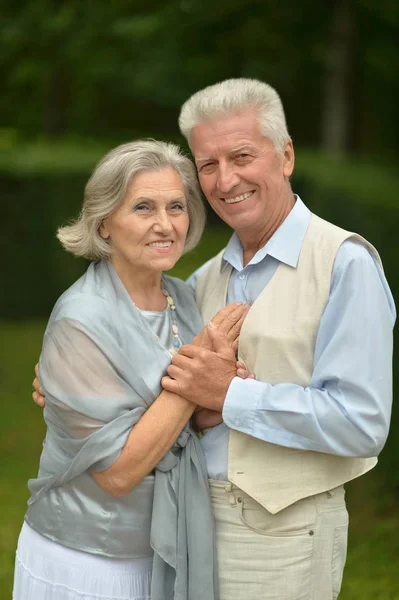 Portrait Beau Couple Personnes Âgées Caucasiennes Dans Parc — Photo