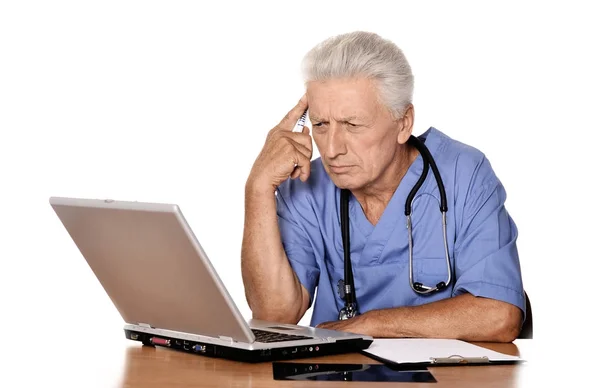 Osoby w podeszłym wieku lekarz z laptopa — Zdjęcie stockowe