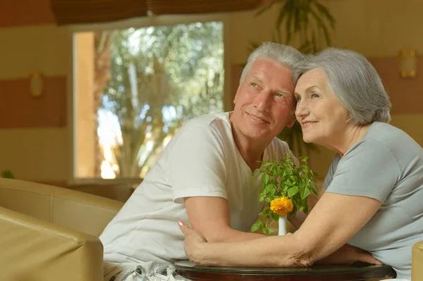 Old couple sitting on sofa — Stock Photo, Image