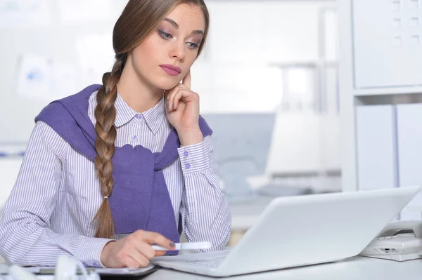 Jonge Aantrekkelijke Vrouw Werkzaam Kantoor — Stockfoto