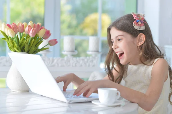 Menina Bonito Com Laptop Moderno Sentado Mesa Quarto — Fotografia de Stock