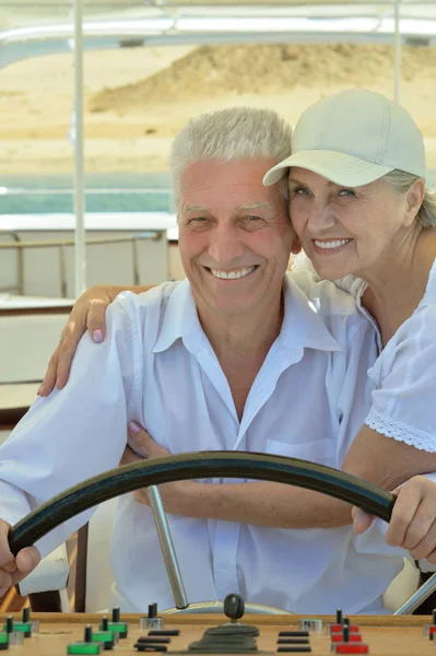 Lächelndes Älteres Ehepaar Ruht Auf Jacht Meer — Stockfoto