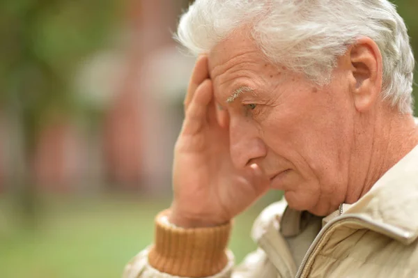 Nachdenklicher Senior im Park — Stockfoto