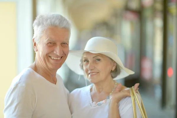 Heureux Couple Aîné Dans Rue Ville — Photo