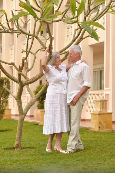 Feliz Pareja Ancianos Hotel Resort — Foto de Stock