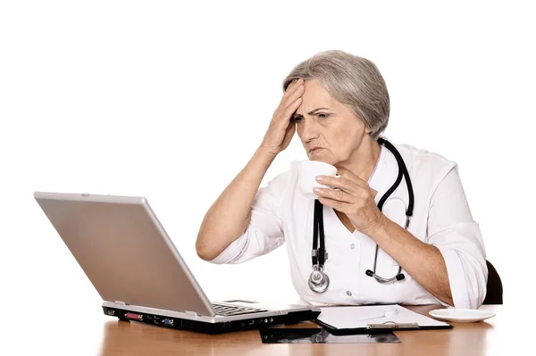 Woman doctor sitting with laptop — Stock Photo, Image
