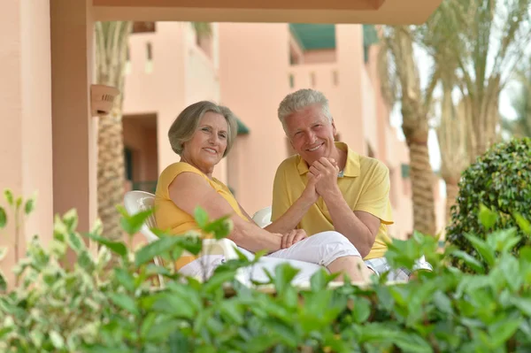 年长的夫妇 在热带的度假酒店 — 图库照片