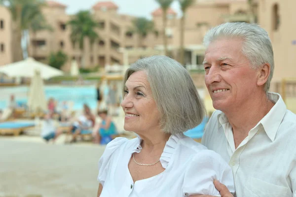 Glückliches Senioren Paar Hotel Resort Umarmt — Stockfoto