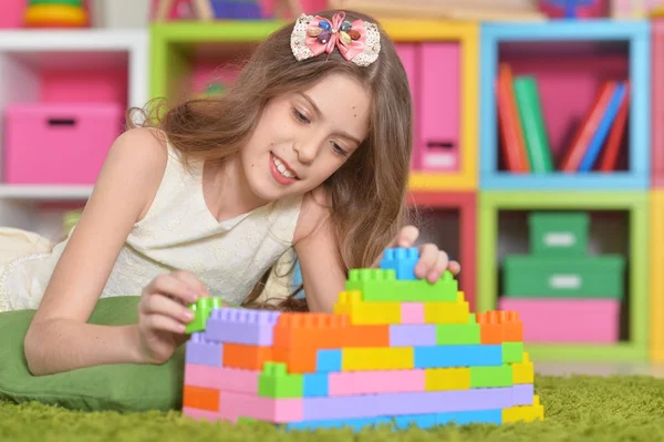 Lockiges Kleines Mädchen Beim Spielen Mit Bunten Plastikklötzen — Stockfoto