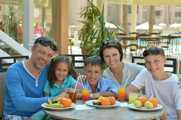 Familia desayunando juntos — Foto de Stock