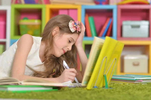 Kleines Süßes Mädchen Macht Hausaufgaben Hause — Stockfoto