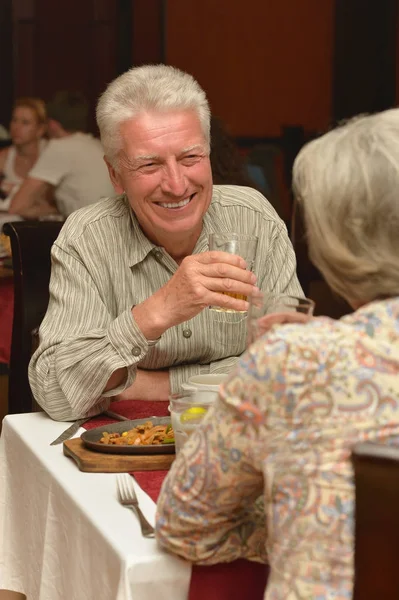 Senior koppel met een diner — Stockfoto