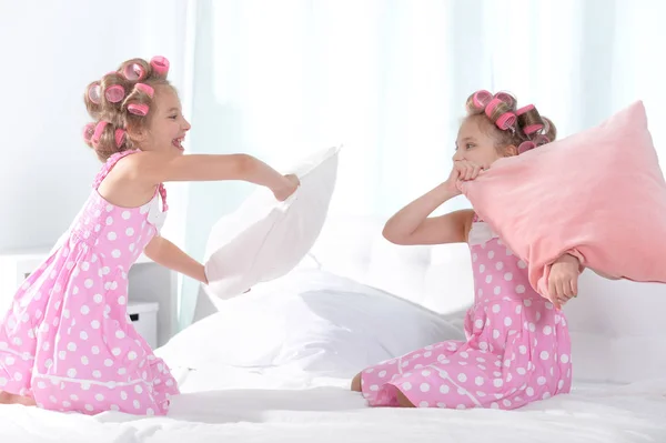 Tweenie meninas brincando com almofadas — Fotografia de Stock