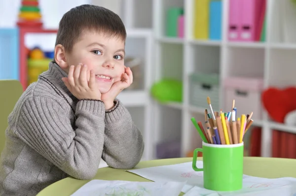 Menino desenho com lápis — Fotografia de Stock