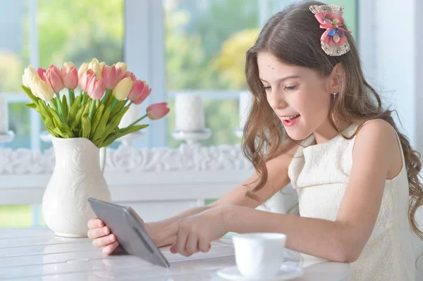 Niña con tableta pc — Foto de Stock