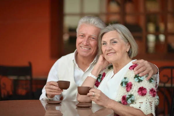 Casal Sênior Bonito Beber Chá Fora — Fotografia de Stock