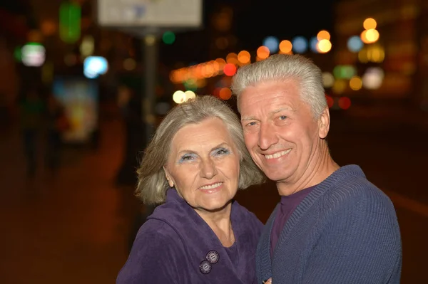 Casal sénior à noite — Fotografia de Stock