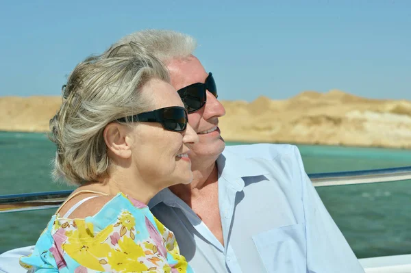 海でヨットの上で休んでいる老夫婦の笑顔 — ストック写真