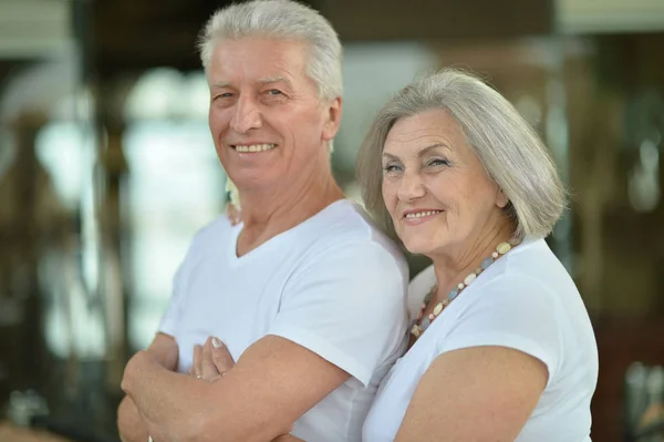 Feliz Pareja Ancianos Hotel Resort Abrazos —  Fotos de Stock