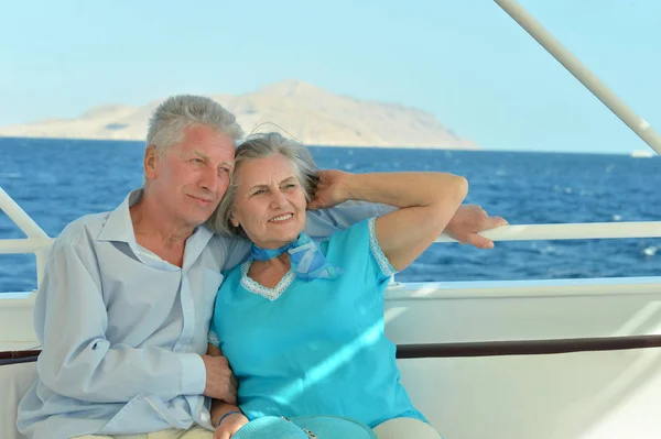 Couple Âgé Souriant Reposant Sur Yacht Mer — Photo