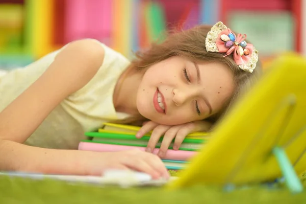 Portret Van Een Schattig Klein Meisje Slapen Stapel Boeken — Stockfoto