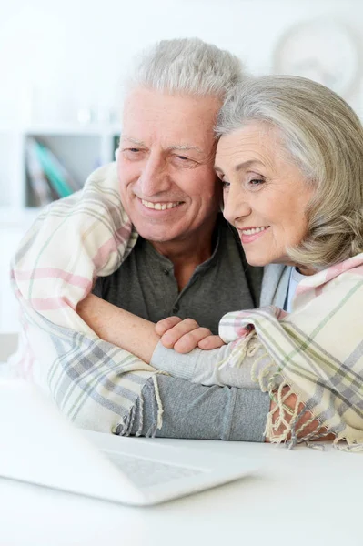 Portrait Happy Beautiful Senior Couple Blanket Using Laptop Home — Stock Photo, Image
