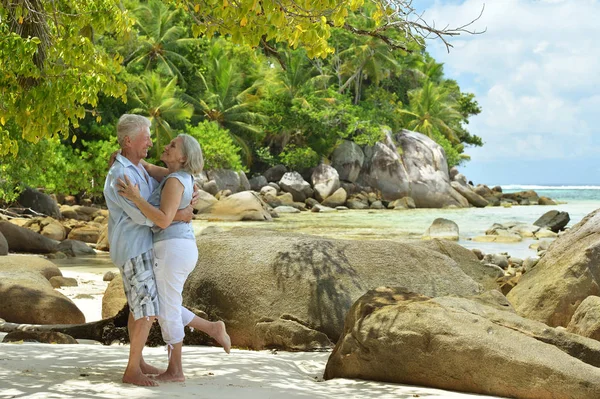 Elderly couple running  on beach — Stock Photo, Image