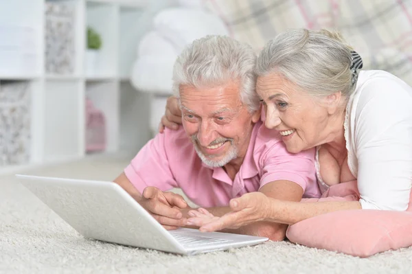 Gelukkig senior paar met laptop — Stockfoto