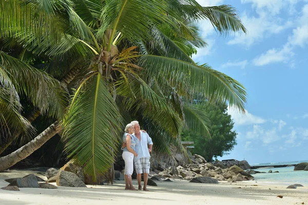 Casal de idosos correndo na praia — Fotografia de Stock