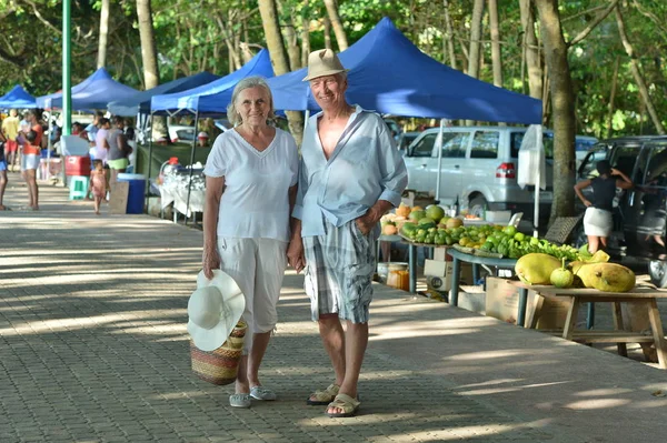 Pareja mayor corriendo en la playa — Foto de Stock