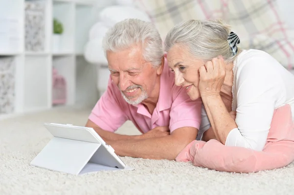 Bilgisayarı olan mutlu yaşlı çift. — Stok fotoğraf