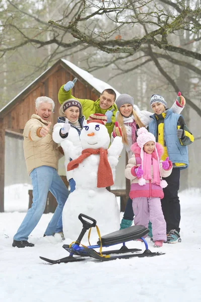 Familie in winter park — Stockfoto