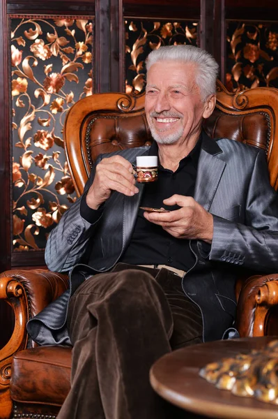 Sonriente Hombre Mayor Bebiendo Café Casa —  Fotos de Stock