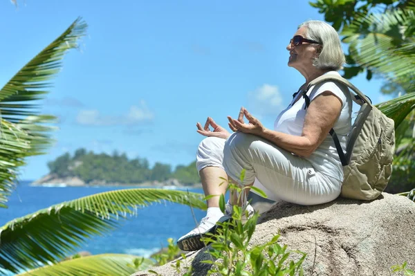 Mujer mayor meditando —  Fotos de Stock